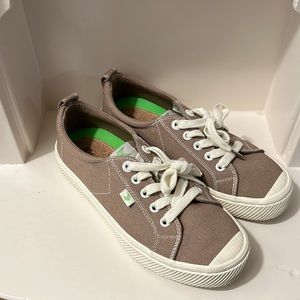 Cariuma OCA Low Sand Contrast Thread Canvas Sneakers size 7 women 5.5 men